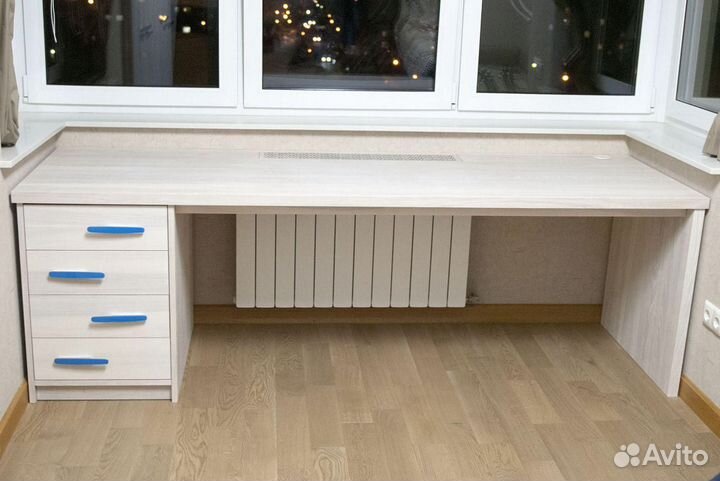 Стол рабочий встроенный у окна