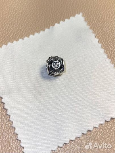 Pandora шарм древо жизни