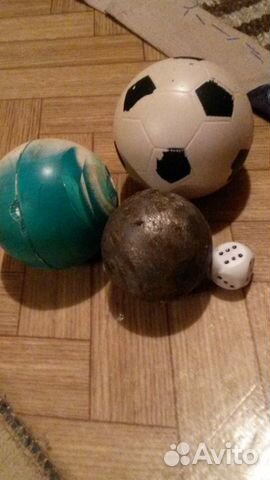 3 маленьких мячика игральный кубик