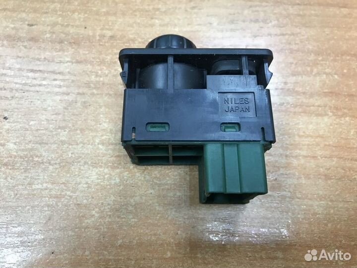 Блок управления зеркалами Nissan Cefiro A33 с1998