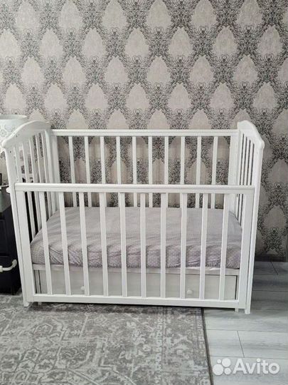 Детская кроватка с маятником и матрасом