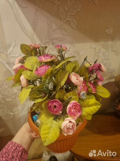 Искусственные цветы в горшках