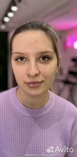 Модель на брови