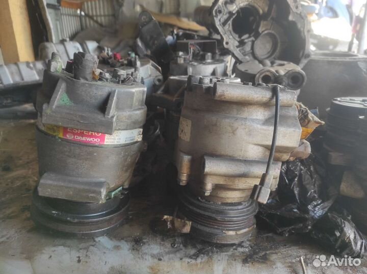 Компрессор на кондиционер рядом автомобиля