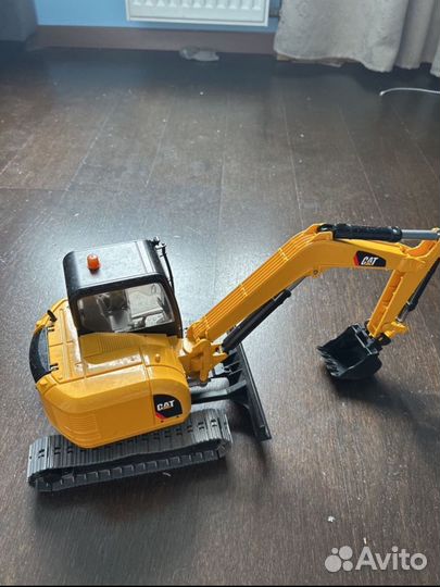 Экскаватор bruder на колесах