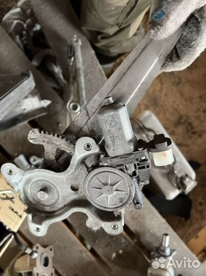 Стеклоподьемник двери Mitsubishi Pajero Sport KH