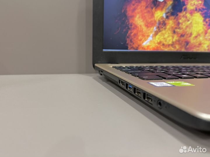 Asus i3 7gen/8gb/ssd500/mx110/Full HD