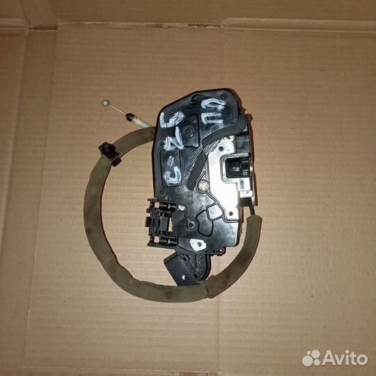 Замок двери передний правый Nissan Serena C25