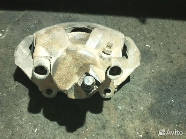 Суппорт передний правый Skoda Octavia Tur A4