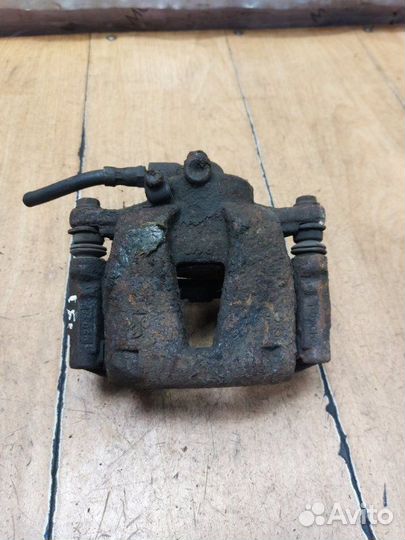 Тормозной суппорт передний правый Opel Corsa D