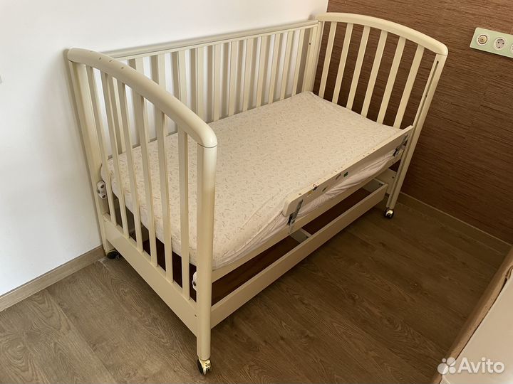 Детская кроватка с матрасом