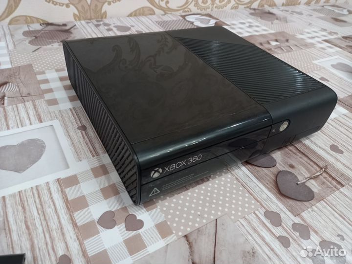 Xbox 360e, 250GB,1 игра на диске