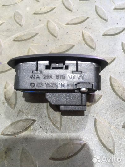 Кнопка открывания багажника