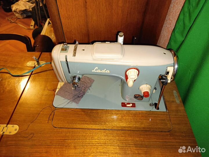 Швейная машина LADA