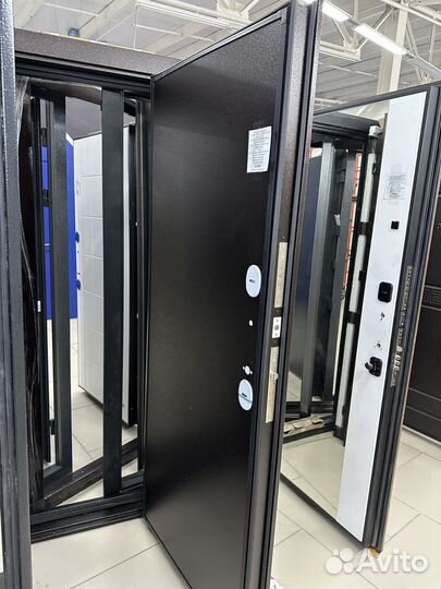 Уличная дверь с терморазрывом