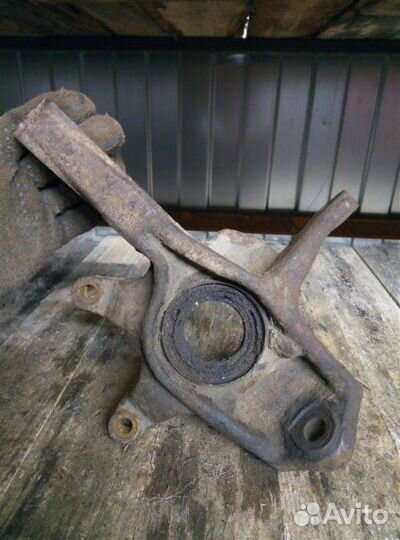 Кулак (цапфа) передний левый Suzuki Grand Vitara
