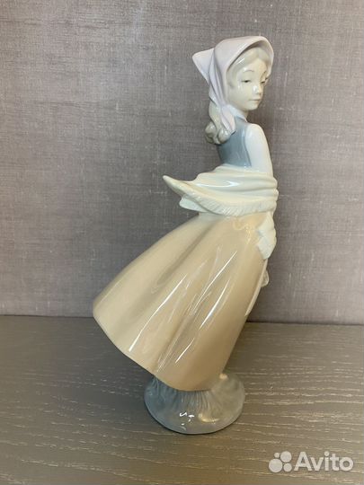 Статуэтка Девочка с корзиной яблок NAO by Lladro