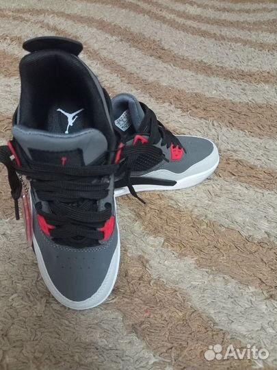 Кроссовки женские р. 37