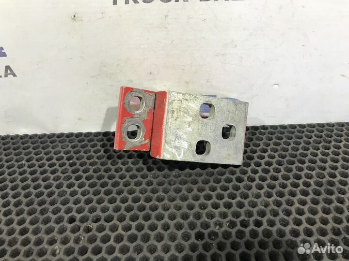 Петля двери передней левой