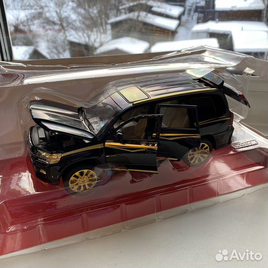 Модель автомобиля Toyota Land Cruiser 1/24