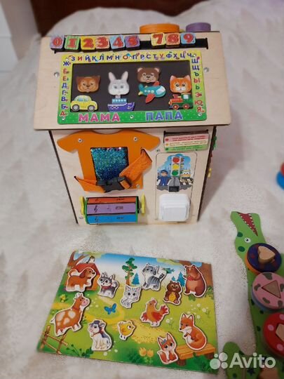 Бизиборд домик и развивающие игрушки
