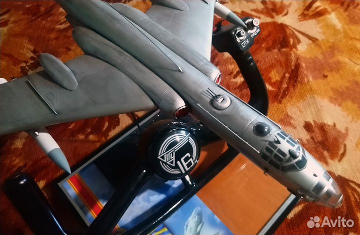 Демонстрационная модель самолёта Ту-16 с штурвалом