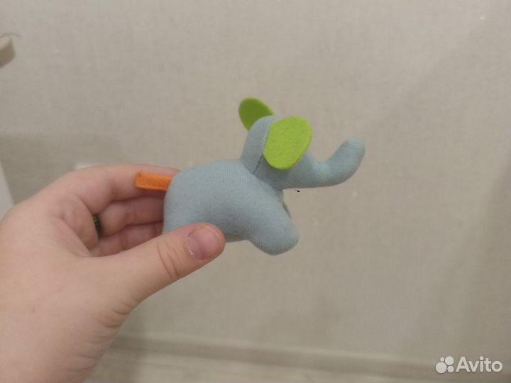 Игрушка в виде слона есть маленький брак