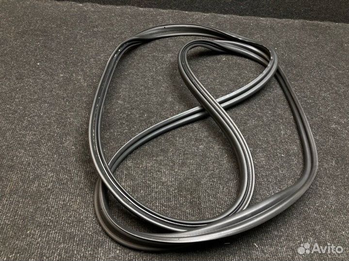 Уплотнительная резинка двери багажника