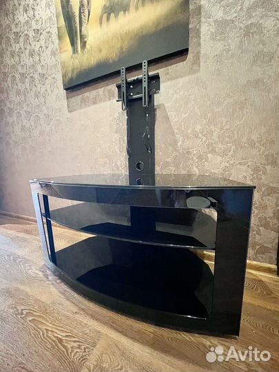 Стеклянная тумба под тв с кронштейном