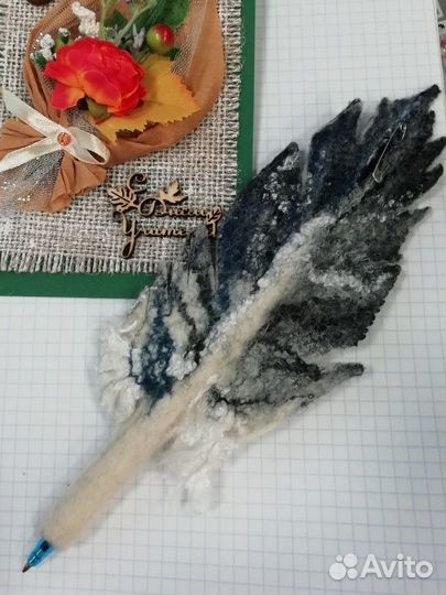 Ручка в виде пера, ручная работа в технике валяние