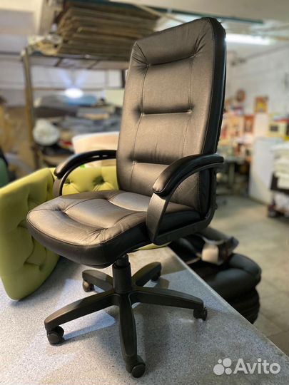 Офисное кресло