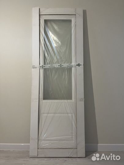 Дверь со стеклом новая