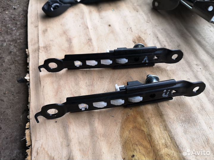 Фиксатор ремня безопасности на Toyota Corolla E150