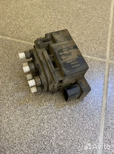 Блок клапанов пневмоподвески audi q7