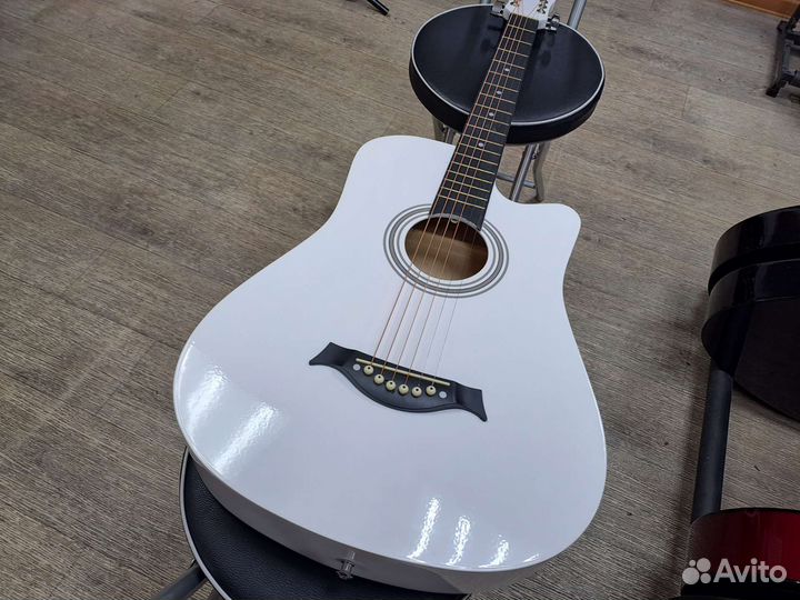 Гитара акустическая белая с металлическими струн