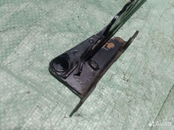 Петля капота левая Mitsubishi Galant 7 1995