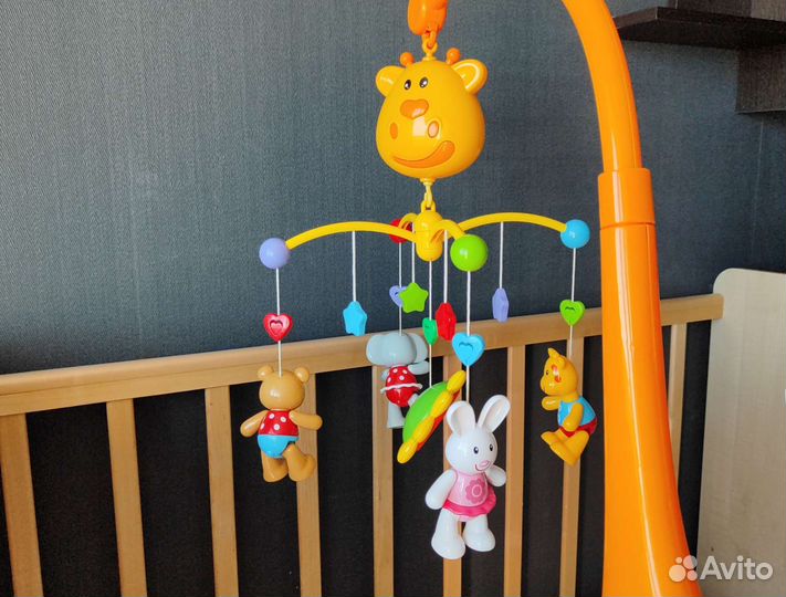Музыкальный мобиль на кроватку жирафики