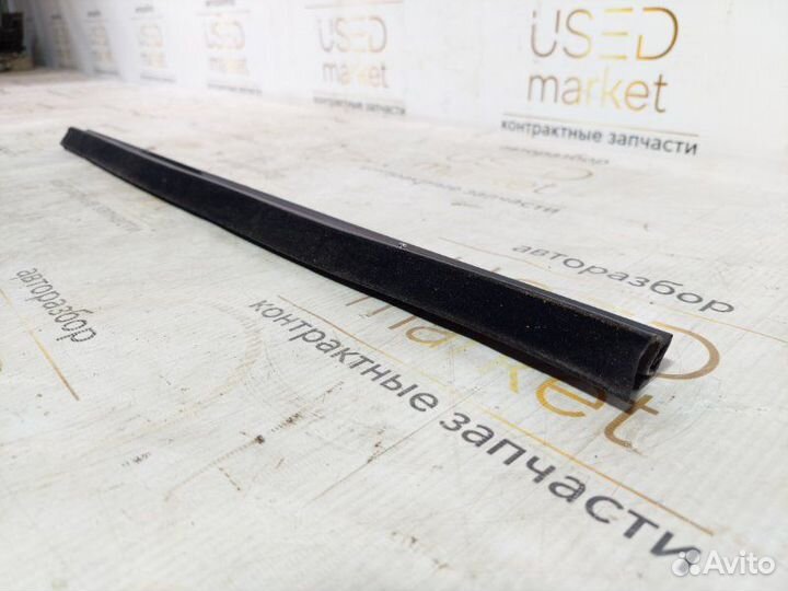Уплотнитель стекла двери задний левый Ford Focus