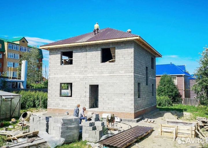 Кладка блока. Каменщики