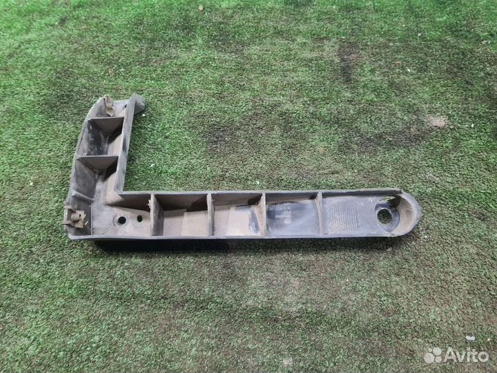 Кронштейн заднего бампера правый Touareg 2002-2010