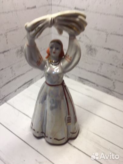 Статуэтка девушка со снопом лфз