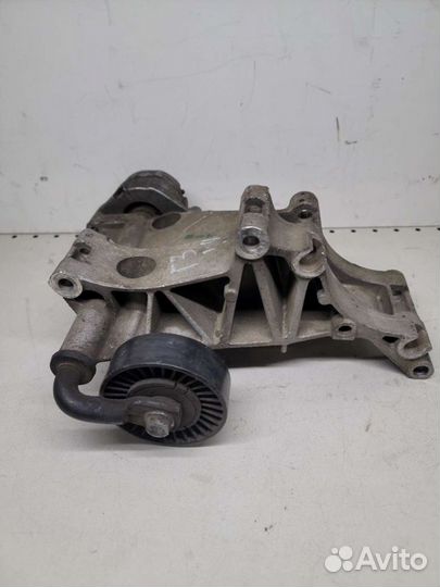 Кронштейн генератора VW Golf3 Passat B4 037903143G