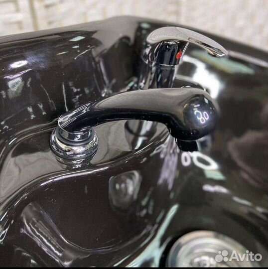 Парикмахерское кресло и мойка