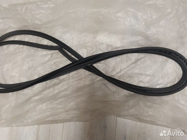 Молдинг стекла Nissan