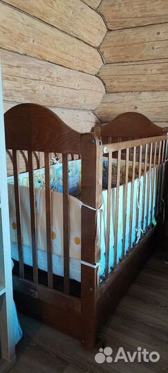 Детская кроватка с маятником и ящиком