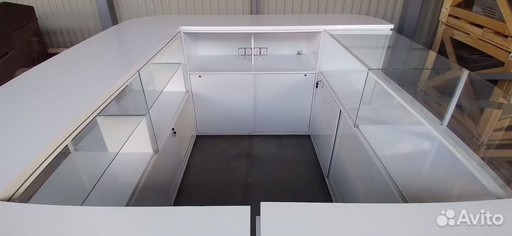 Торговая витрина/островок из лдсп белого цвета