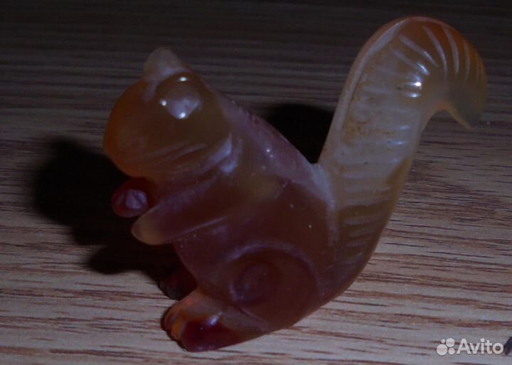 Миниатюра из агата - Белка. Резьба по камню