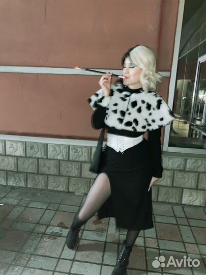 Цветной парик круэлла с чёлкой