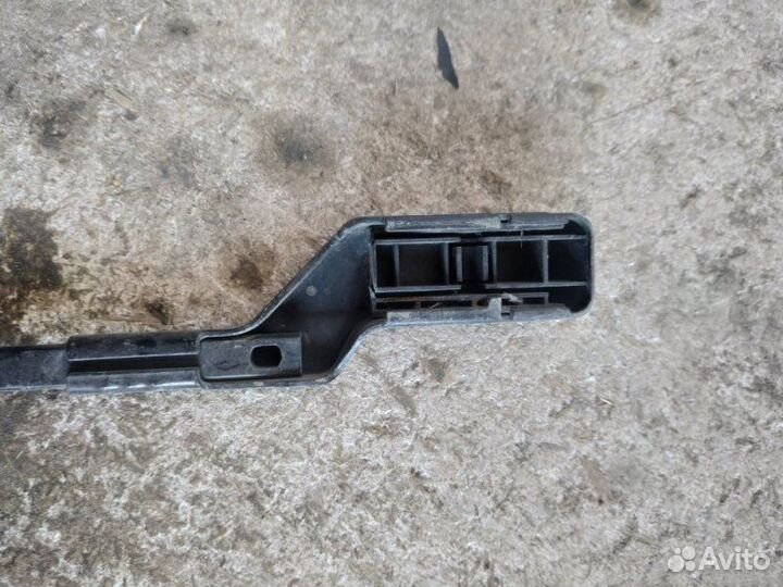 Поводок стеклоочистителя правый Volvo S40