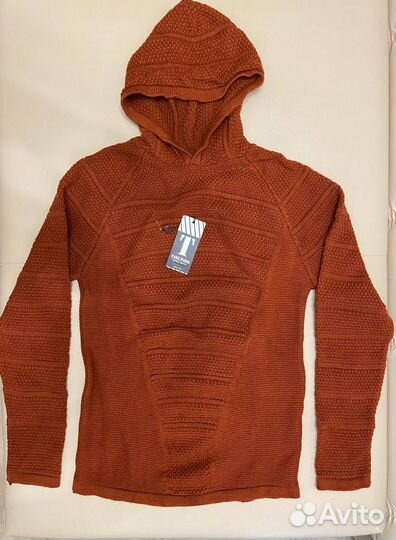 Красный свитер